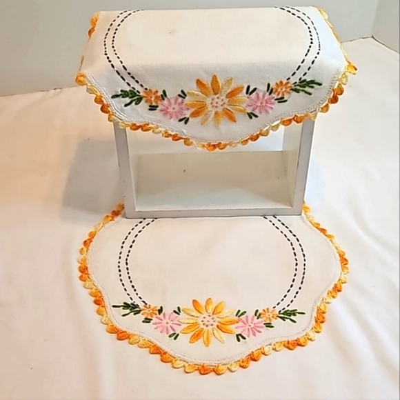 Hand Crafted Needlepoint Doily Circular Set-5 Botanical yellow floral farmhouse - Picture 9 of 17